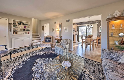 Gladstone Casa | Cozy Kansas City Home w/ Yard - 9 Mi to Dtwn!