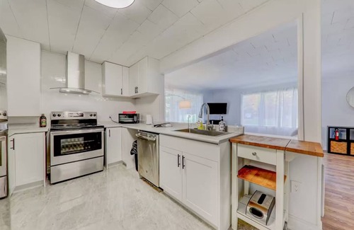 Victoria Road Cabaña | Cozy Kawartha Waterfront Cottage 4 Bedrooms