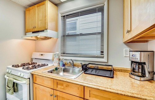 Keansburg Cabaña | Cozy Keansburg Cottage: Walk to Beach & Boardwalk!