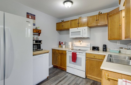Jonesville Casa | Cozy Kentucky Retreat - Deck, Near Ark Encounter!