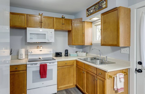 Jonesville Casa | Cozy Kentucky Retreat - Deck, Near Ark Encounter!