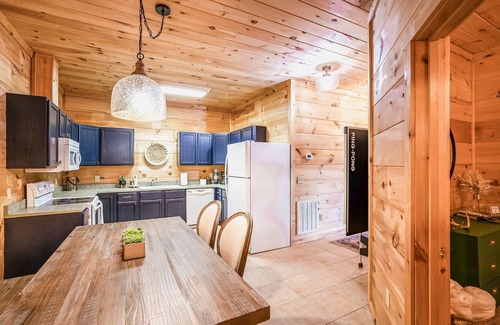 Franklin Cabina | Cozy & kid friendly cabin w/ million $ views, hot tub, game room, and fire pit!!