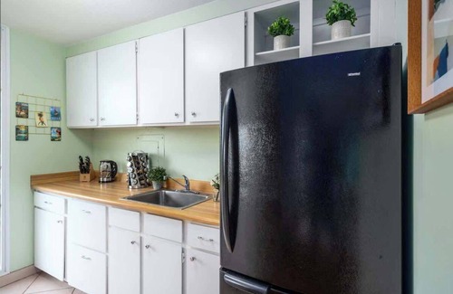 Kihei Condominio | Sunset Haven: Elegant Beachfront Maui Retreat