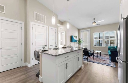 Southeast Orlando Apartamento | Cozy King Bed, Resort Amenities & Pet-Friendly