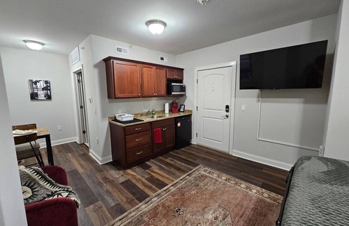 Champaign Apartamento | Cozy King Bed Stay at the Historic Inman - 201