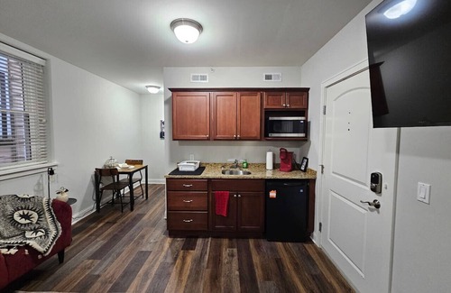Champaign Apartamento | Cozy King Bed Stay at the Historic Inman - 201