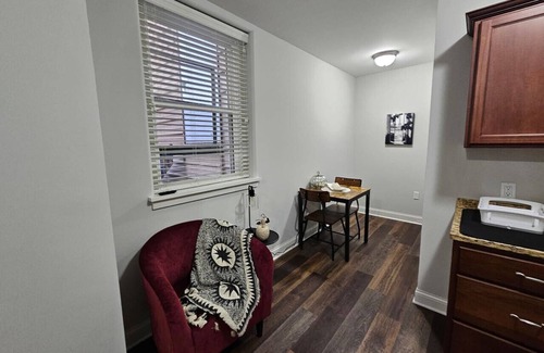 Champaign Apartamento | Cozy King Bed Stay at the Historic Inman - 201