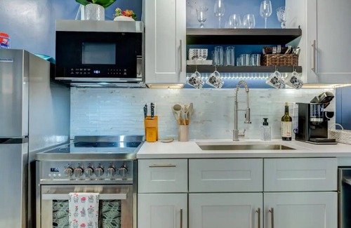 Winston - Salem Casa | Cozy King Blue H2O Staycation , Stock Tank Pool, Hot Tub, Fire Pit Pets OK!