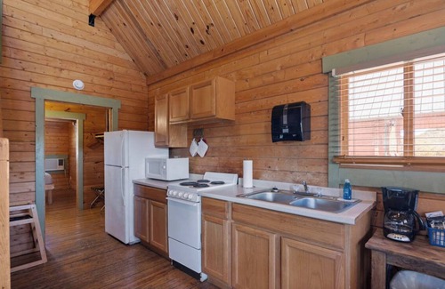 Medina Cabina | Cozy King Cabin #20: Tx Hill Country Resort /w Pool