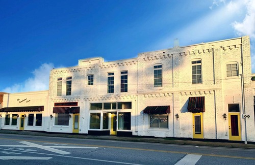 Cowan Casa | Cozy king ensuite room in historic railroad inn