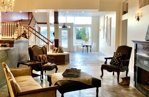 Cowan Casa | Cozy king ensuite room in historic railroad inn