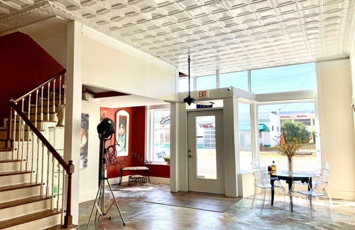 Cowan Casa | Cozy king ensuite room in historic railroad inn
