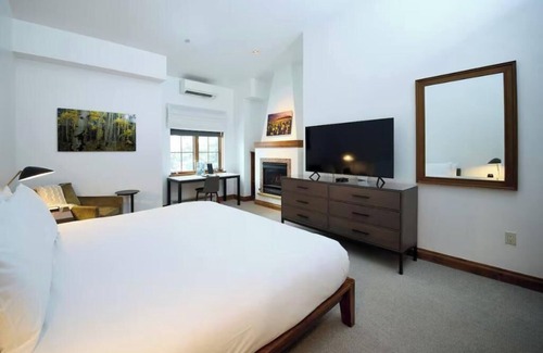 Vail Hotel | Cozy King Room at Gravity Haus in the heart of Vail Village - walk to ski lifts!