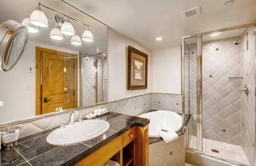 Vail Hotel | Cozy King Room at Gravity Haus in the heart of Vail Village - walk to ski lifts!