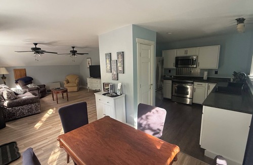 Bucksport Apartamento | Cozy King Sized 1-BR Maine Nature Retreat with Ridge Views, Pool & Hot Tub!