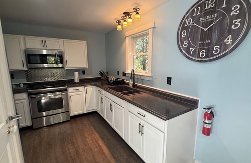 Bucksport Apartamento | Cozy King Sized 1-BR Maine Nature Retreat with Ridge Views, Pool & Hot Tub!