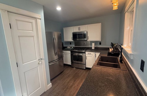 Bucksport Apartamento | Cozy King Sized 1-BR Maine Nature Retreat with Ridge Views, Pool & Hot Tub!