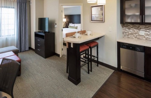 Wichita Falls Condominio | Cozy King Suite | FREE Breakfast + Laptop-friendly
