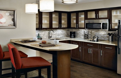 Wichita Falls Condominio | Cozy King Suite | FREE Breakfast + Laptop-friendly