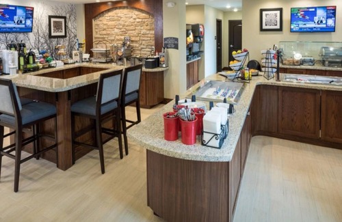 Wichita Falls Condominio | Cozy King Suite | FREE Breakfast + Laptop-friendly