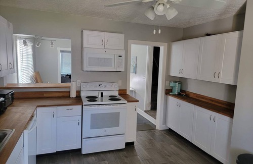 Kings Mills Casa | Cozy Kings Island Getaway! Less than 5 minutes to kings island great wolf!