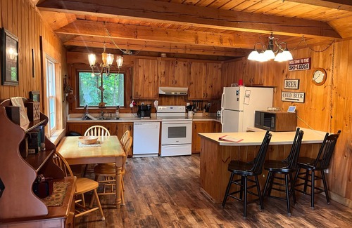 Birch Hill Casa | Acogedor retiro Knotty Pine