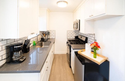Wilshire Apartamento | Cozy Koreatown/Hollywood 2 Bedroom