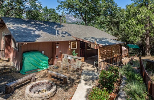 Wishon Cabina | Cozy lake-area cabin w/private firepit, deck, gas grill, wood fireplace, & A/C