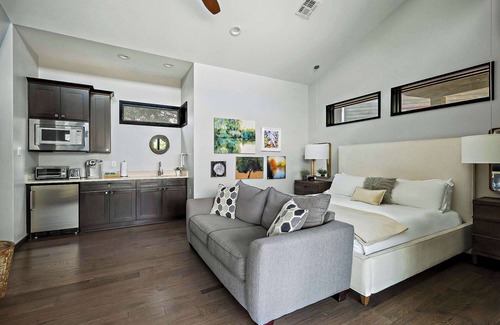 Spicewood Cabina | Cozy Lake Cabin - 1BR | Pickleball | BBQ | Firepit