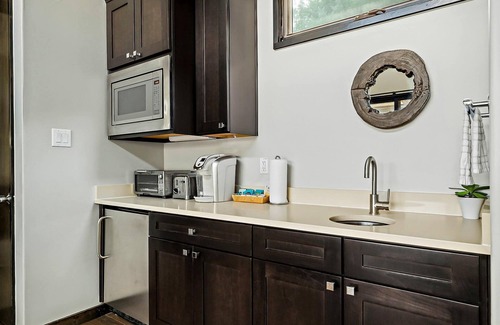Spicewood Cabina | Cozy Lake Cabin - 1BR | Pickleball | BBQ | Firepit