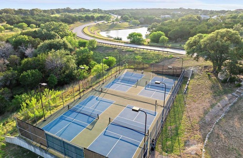 Spicewood Cabina | Cozy Lake Cabin - 1BR | Pickleball | BBQ | Firepit