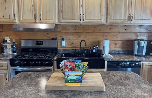Dandridge Cabina | Cozy LAKE cabin. Near Douglas Lake in East TN! Sleeps 5! Hot Tub. Fireplace.