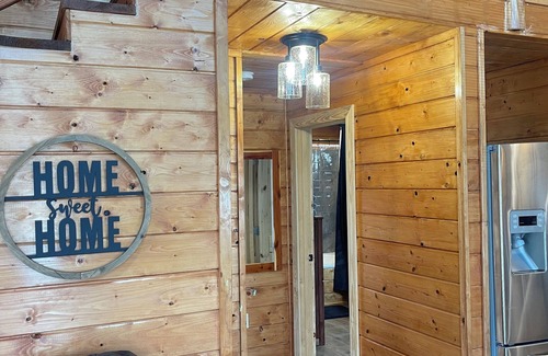 Dandridge Cabina | Cozy LAKE cabin. Near Douglas Lake in East TN! Sleeps 5! Hot Tub. Fireplace.