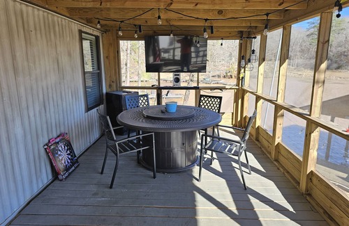 Valley Casa | Cozy lake camp Prince's lodge. On Lake Harding. Pet friendly.