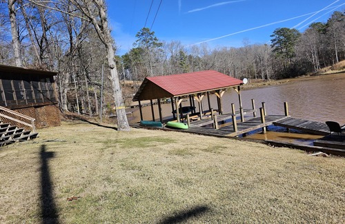 Valley Casa | Cozy lake camp Prince's lodge. On Lake Harding. Pet friendly.