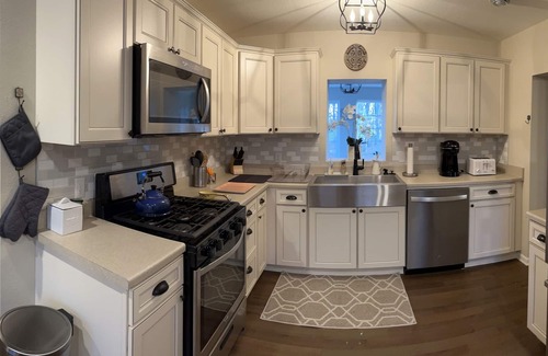 Como Casa | Cozy Lake Como Getaway - quiet, comfy, and minutes to private beach!