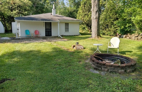 Lexington Cabaña | Cozy lake cottage with fire pit, one block from Lake Huron.