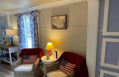 Long Branch Casa | Cozy Lake Front Cabin for Romantic Getaway or a Family Vacation