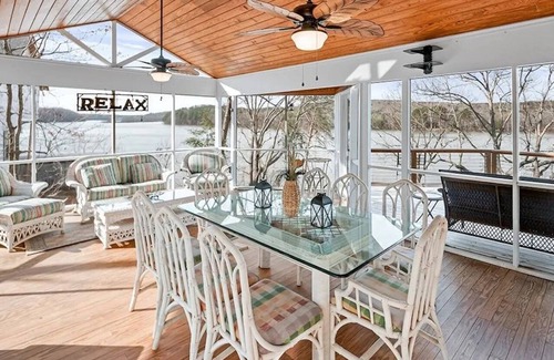 New London Casa | Cozy Lake Front Cottage on Badin Lake