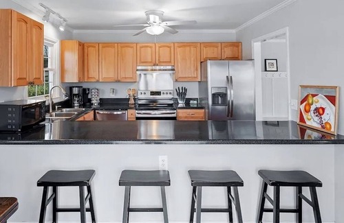 New London Casa | Cozy Lake Front Cottage on Badin Lake