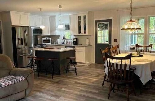 North Lake George Cabina | Cozy Lake George Cabin Swim in the summer and ski in the winter !