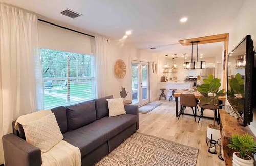 Branford Casa | Cozy Lake House, Hot Tub & Close to FL Springs
