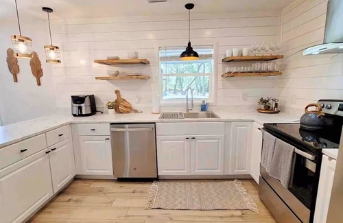Branford Casa | Cozy Lake House, Hot Tub & Close to FL Springs