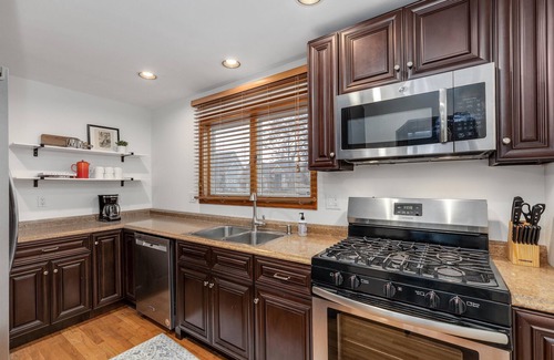 Lake Orion Casa | Cozy lake house with incredible views. Pet-Friendly!