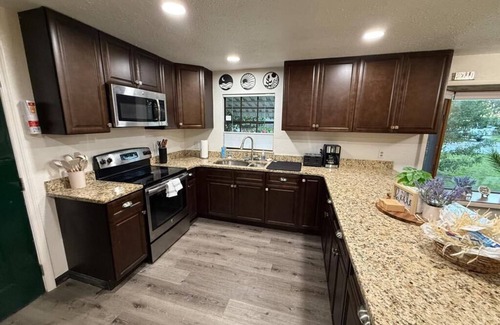 Auburndale Casa | Cozy lake house vacation retreat close to Orlando theme parks and beaches!