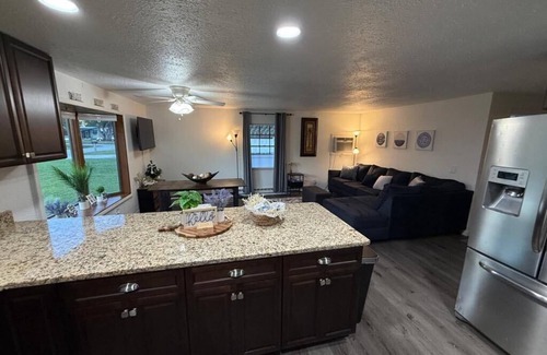 Auburndale Casa | Cozy lake house vacation retreat close to Orlando theme parks and beaches!