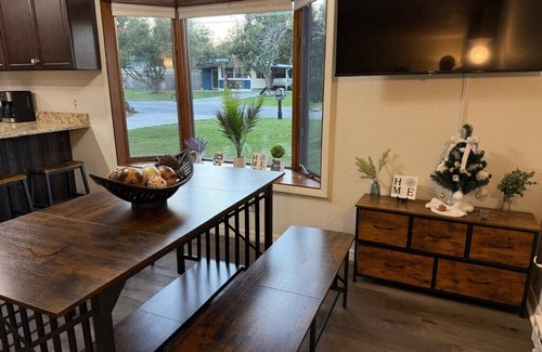 Auburndale Casa | Cozy lake house vacation retreat close to Orlando theme parks and beaches!