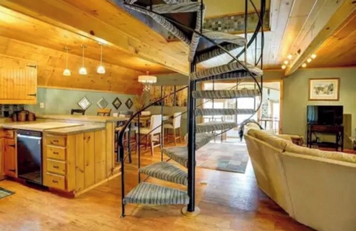 Poynette Casa | Cozy lake house with a hot-tub!!