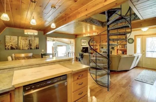 Poynette Casa | Cozy lake house with a hot-tub!!