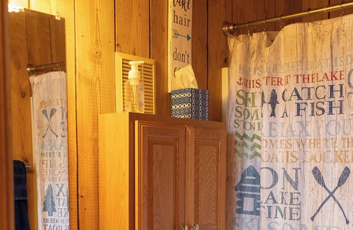 Six Mile Cabina | Cozy Lake Keowee Cabin